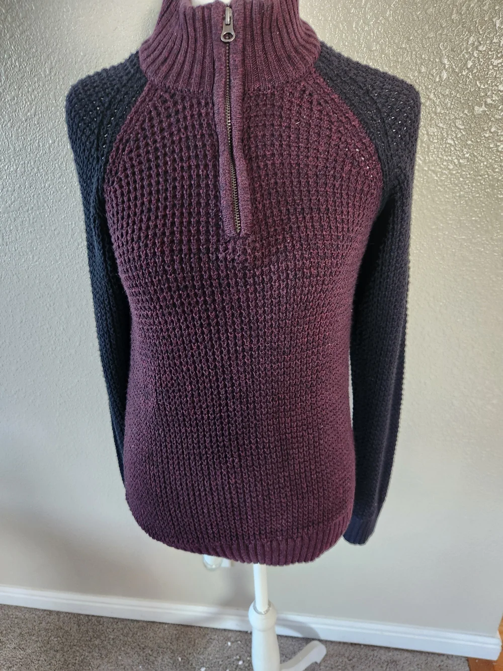 Aeropostale Men's Half-Zip Sweater in Plum and Black